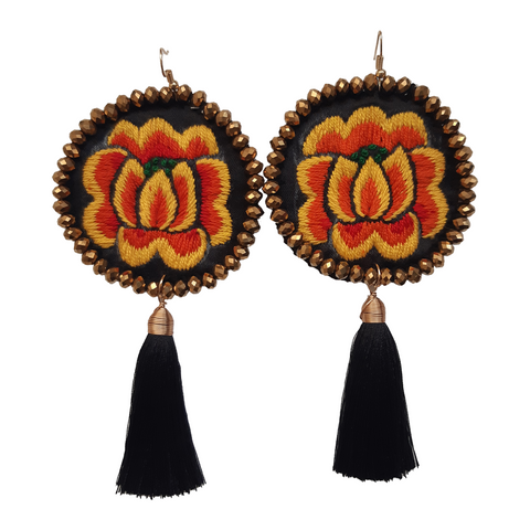 Aretes bordados a mano naranja con amarillo