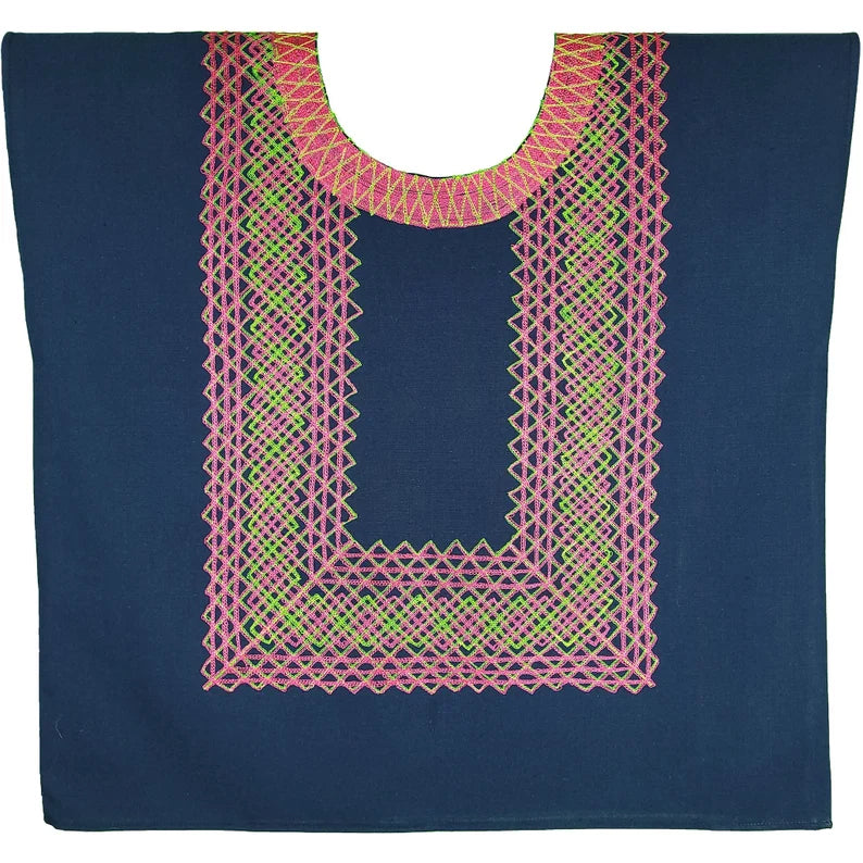 Huipil de lino azul marino con cadenilla rosa y verde